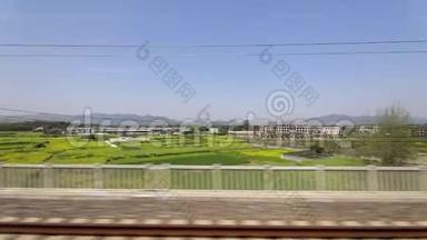 通过窗口观看中国<strong>各省</strong>的高速列车。 慢动作录像。